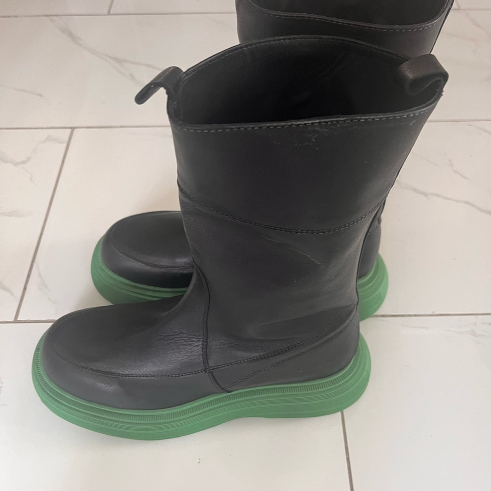 L'INTERVALLE Black and Green Leather Boots